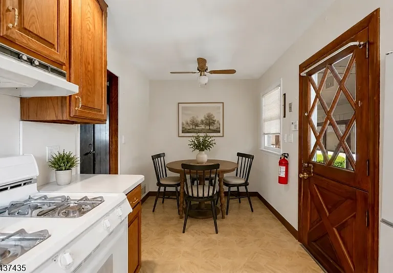 203 Charlton Ave — Photo 9