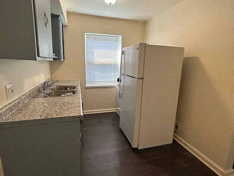 638 Redwood Ave — Photo 3