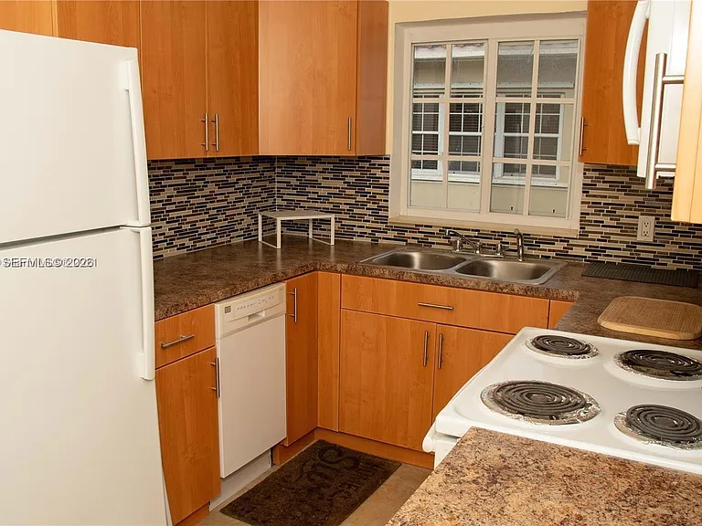 233 Madeira Ave #2 — Photo 5