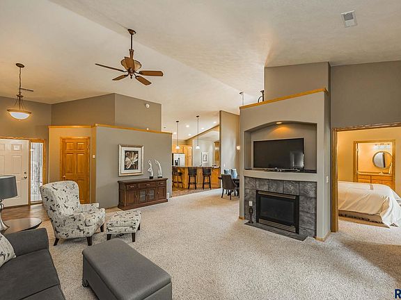 5th image of 723 E 70th Pl