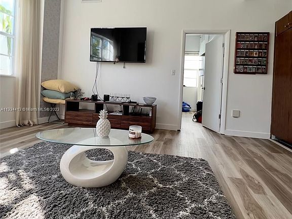 5th image of 935 Euclid Ave APT 10