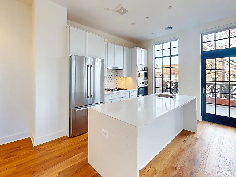 1312 King St #207 — Photo 4