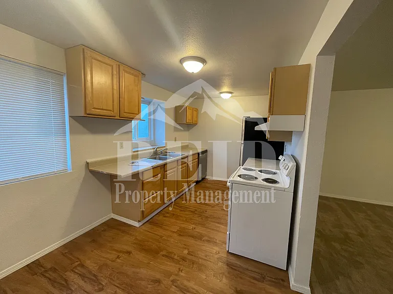 512 S Constitution Ave — Photo 9