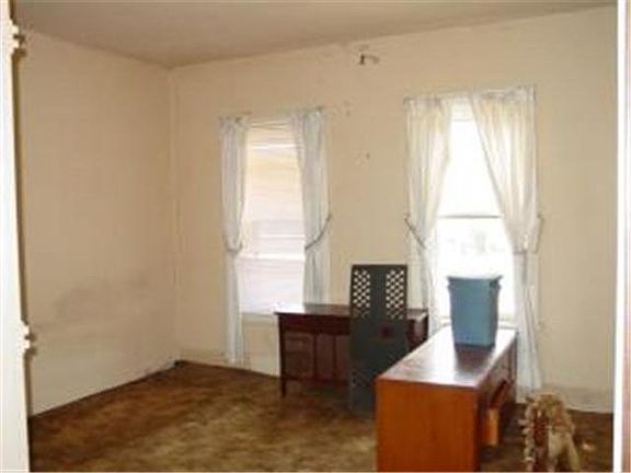 2nd image of 478 Belleview Street W