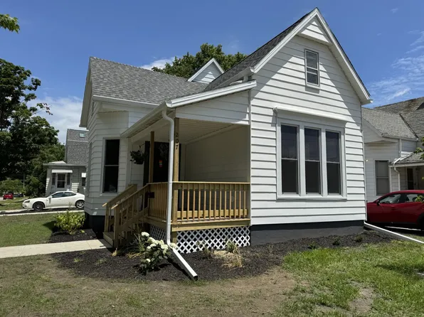 207 W Graham St, Bloomington, IL 61701