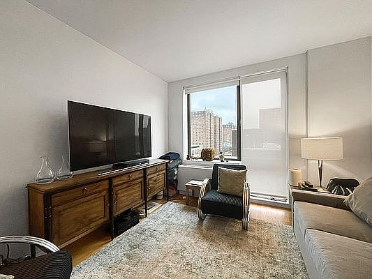5th image of 1770 Madison Ave APT 8C