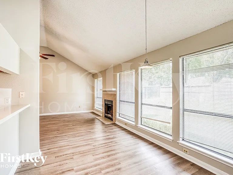 1055 Margate Dr — Photo 7