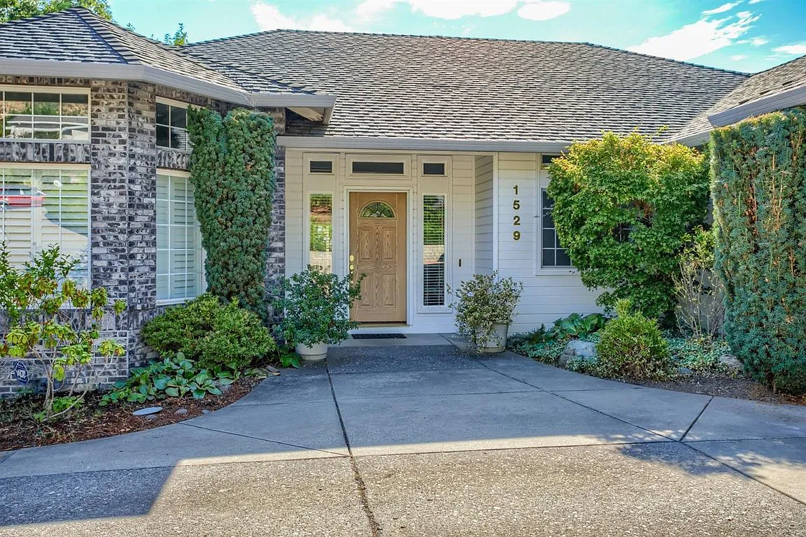 1529 Satellite Dr photo 1