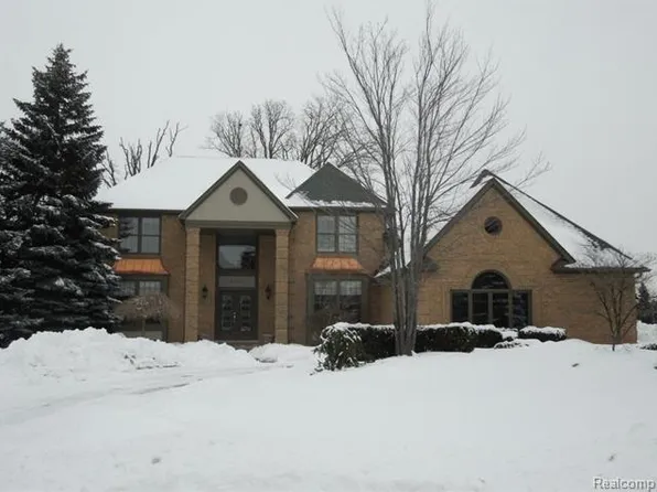 2760 Murfield Ct, Rochester, MI 48306
