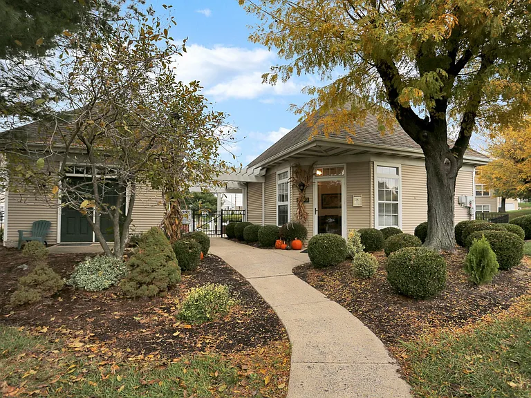 Country Walk Apartments — Photo 16