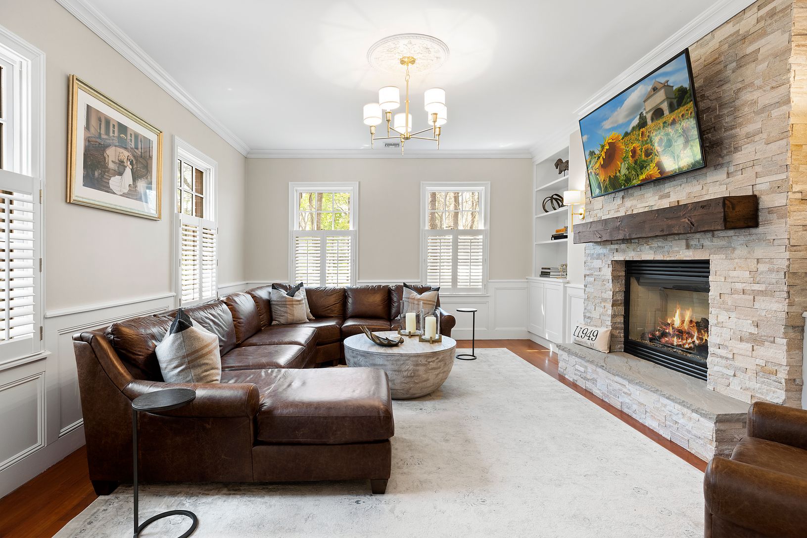  Living Room & Fireplace.
