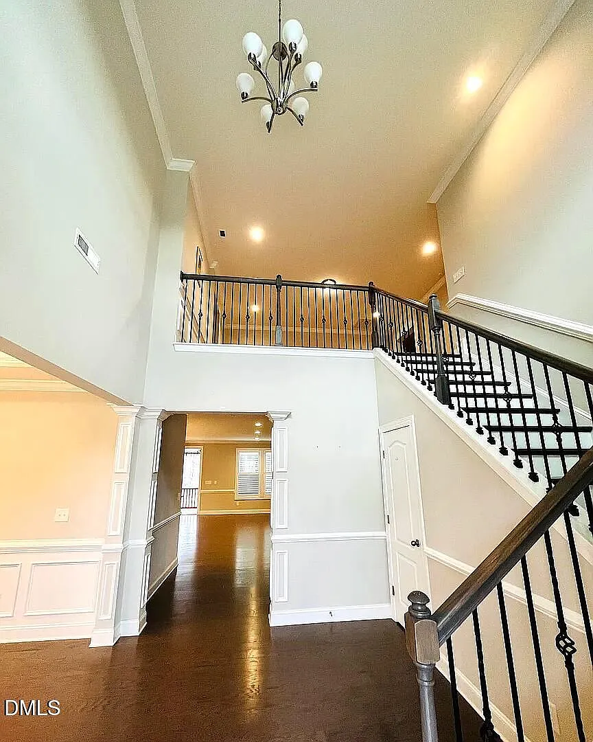 5 bed, 4.5 bath, 3770 sqft, $4,295 — Photo 3