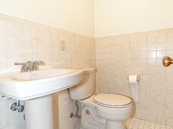 5th image of 1633 Doemel St