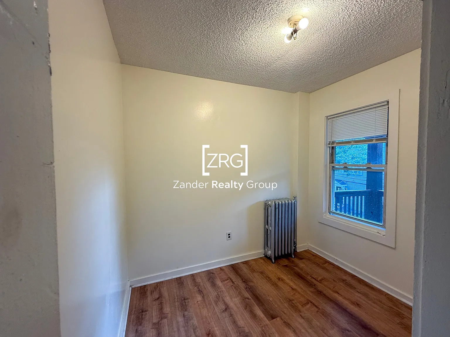 3 bed, 1.0 bath, 1158 sqft, $3,000 — Photo 2