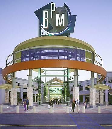 Close to find dining and shopping