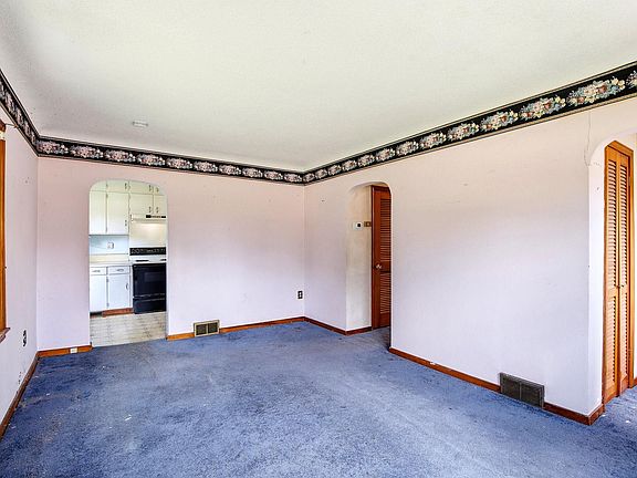 4th image of 461 Birch St
