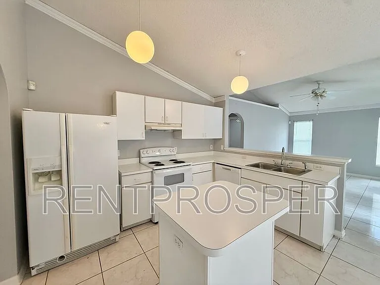 220 Canterbury Ct — Photo 6