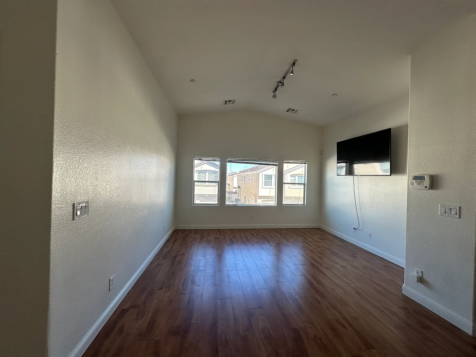 2 bed, 1069 sqft, $1,750 — Photo 1