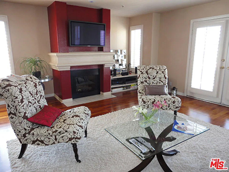 2 bed, 2.0 bath, 1554 sqft, $4,600 — Photo 3