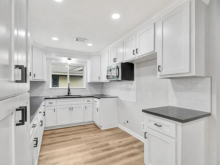 704 Teabury St — Photo 12