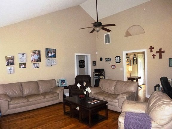 5th image of 105 Clegg Ct