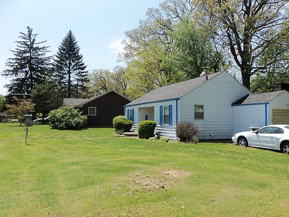 3rd image of 901 Garden Ln