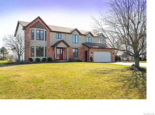 6176 Bridlewood Dr S, East Amherst, NY 14051