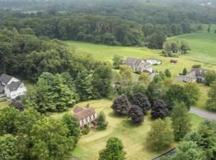 2 Smoke Run, Pittstown, NJ 08867