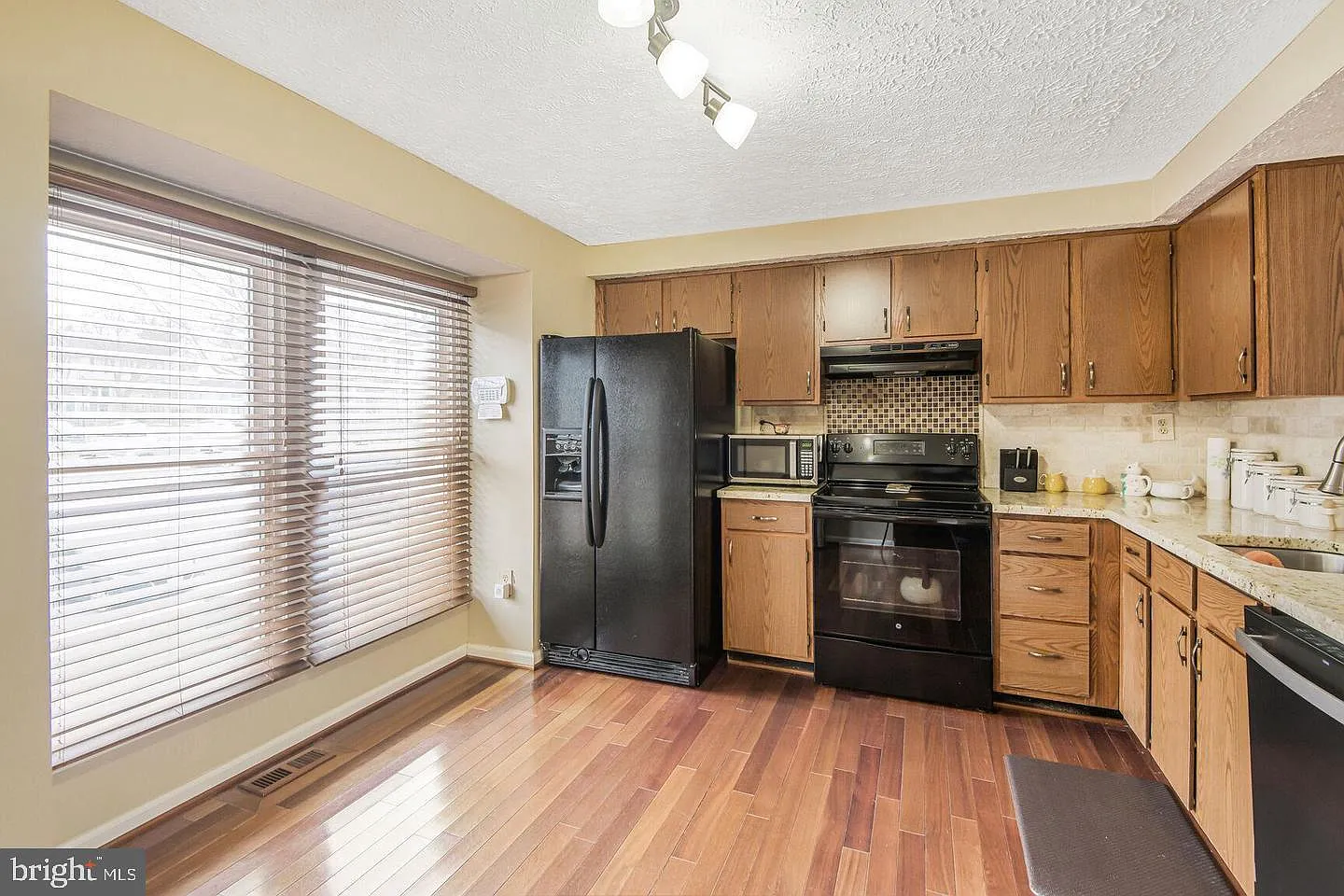 3 bed, 4.0 bath, 1808 sqft, $3,200 — Photo 3