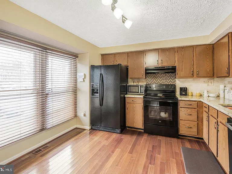 6121 Cedar Wood Dr — Photo 3