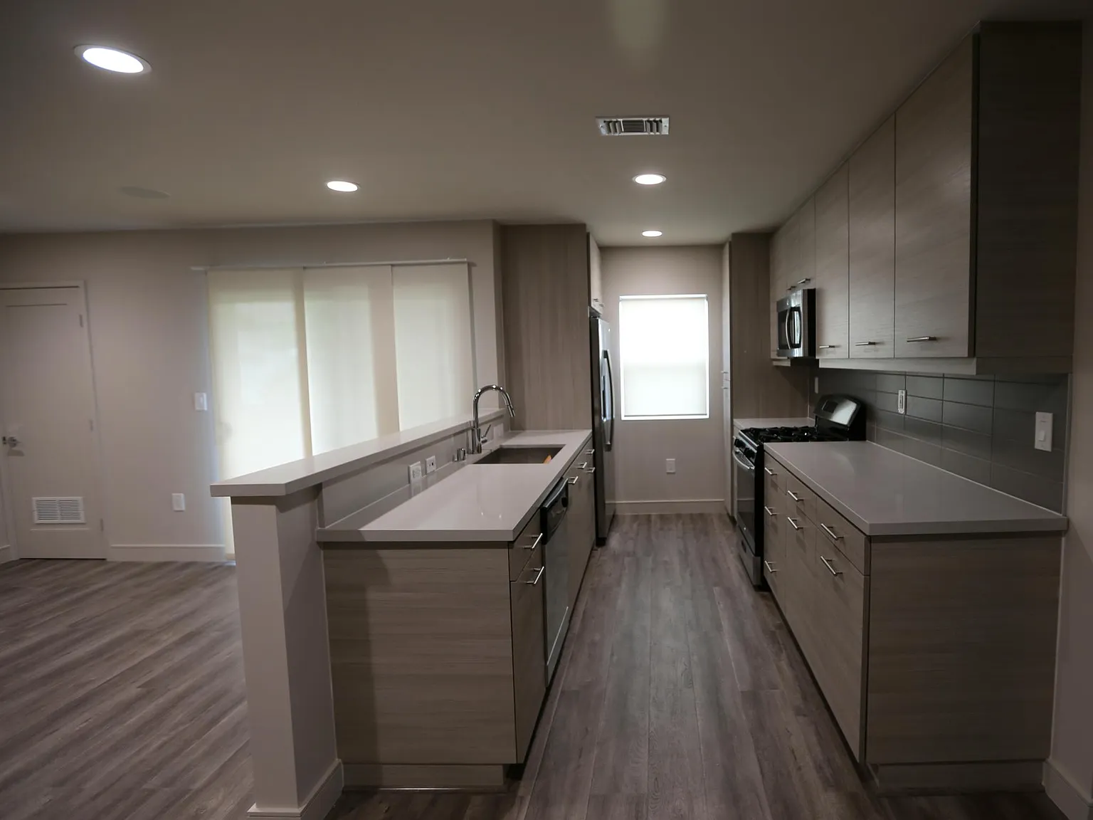 1342 N Fairfax Ave — Photo 4