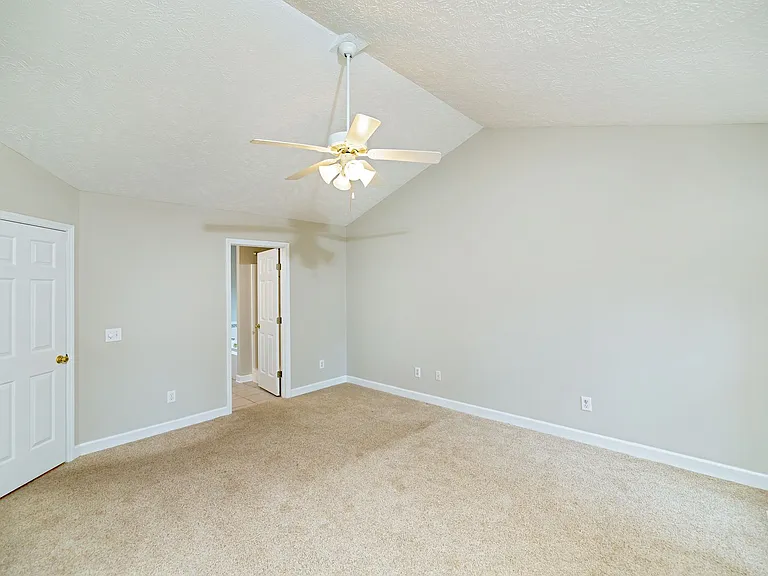 10 Hampshire Ln — Photo 2