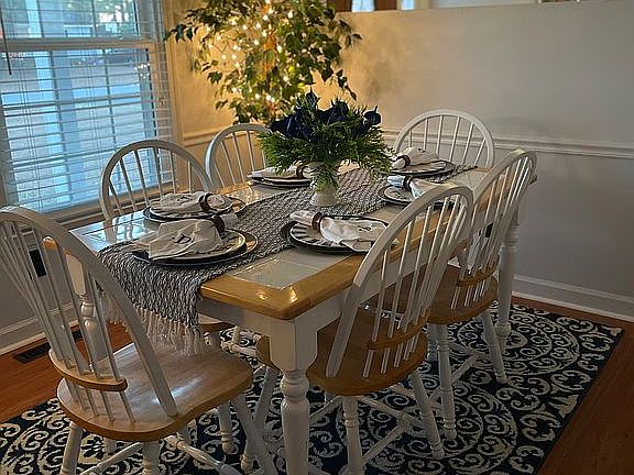Eat-in kitchen 