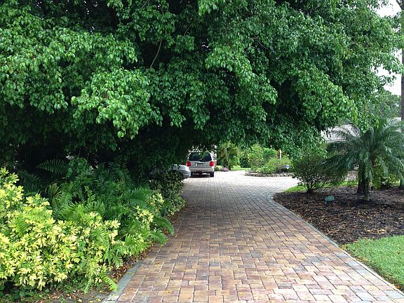 2nd image of 475 NE Bayberry Ln