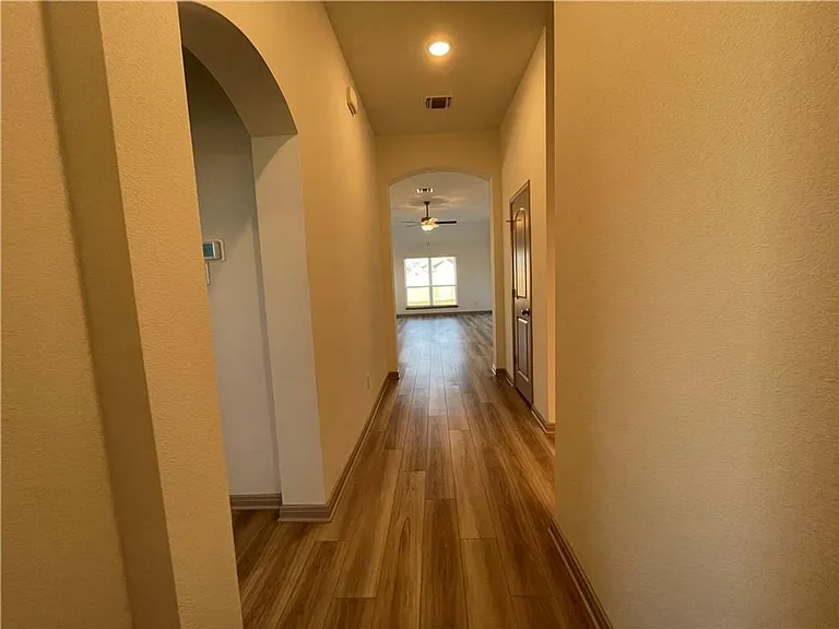 917 Hollyhock Dr — Photo 4