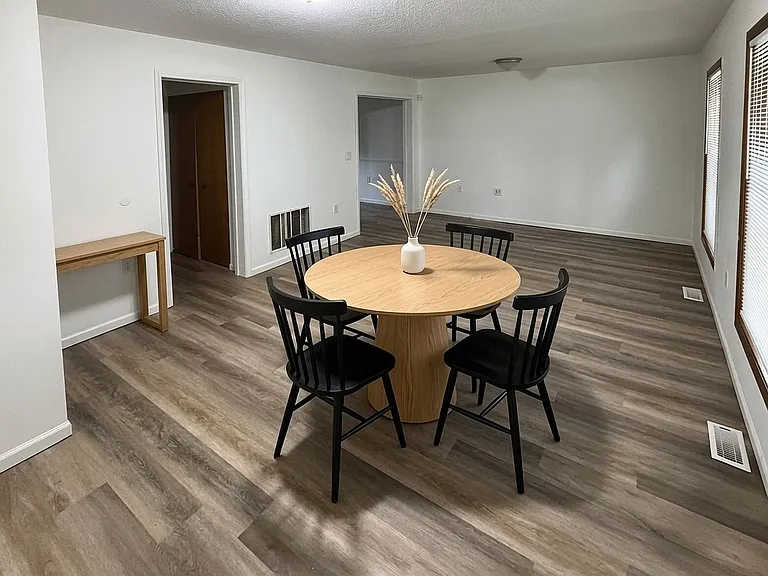523 W Mulberry St — Photo 4