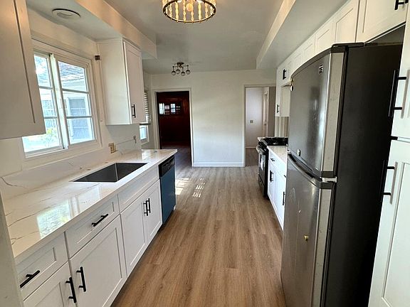 3rd image of 1033 Encino Ave