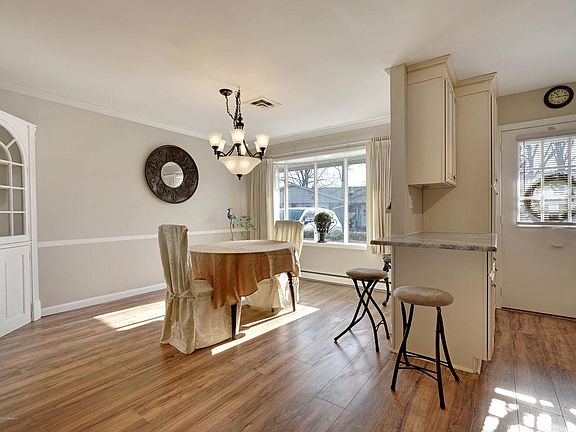 4th image of 628B Huntington Dr