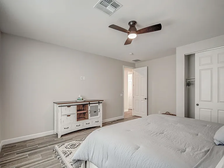 3216 E Sunnyside Ln — Photo 32