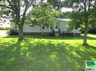 2413 Oak Hill Ave, Ashton, IA 51232