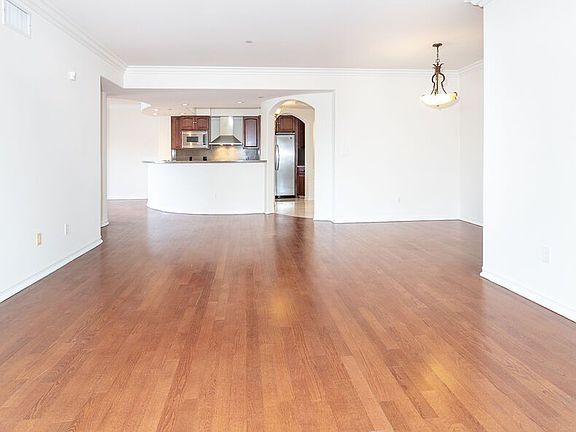 3rd image of 1000 Granville Ave APT 404