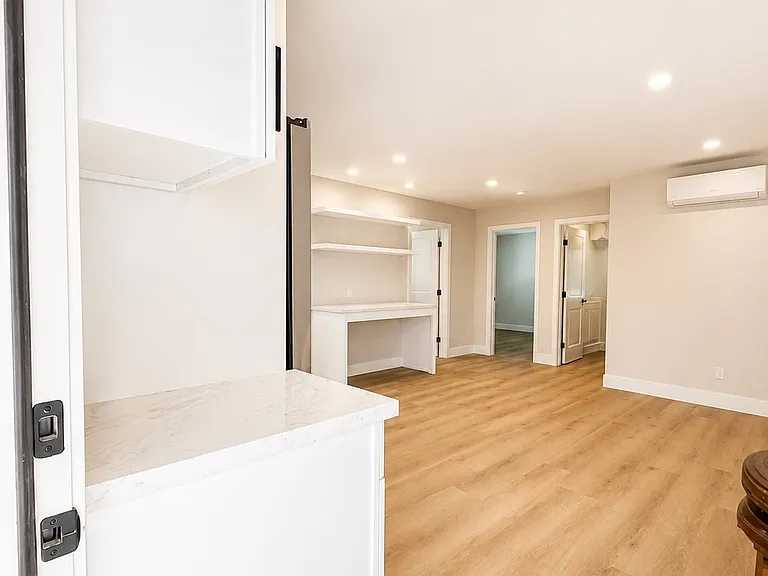 240 W Mariposa #D — Photo 3