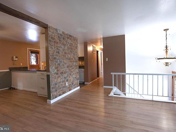4th image of 1320 Rainbow Dr