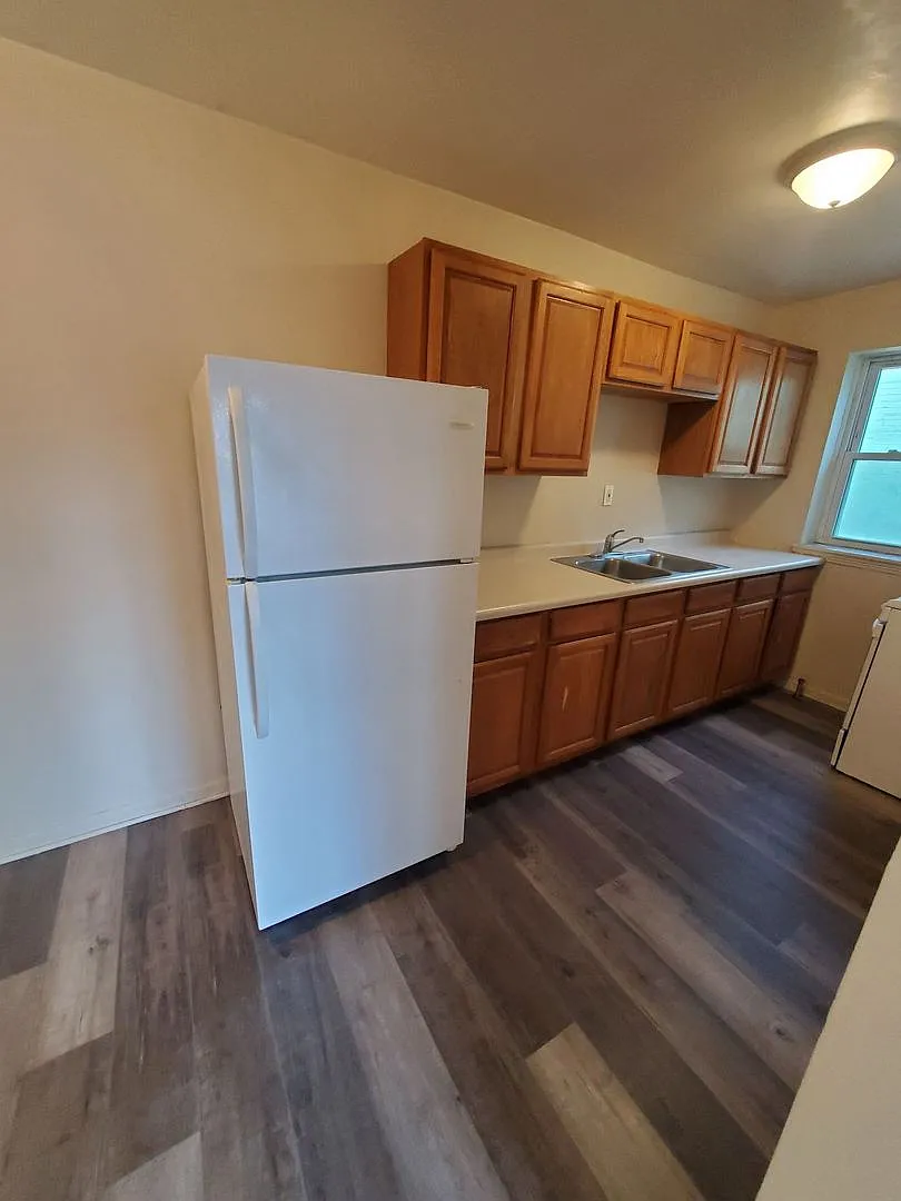 825 Wisconsin Ave - 6 Unit — Photo 3