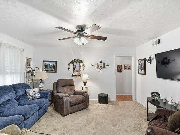 3rd image of 913 Blossom Rd