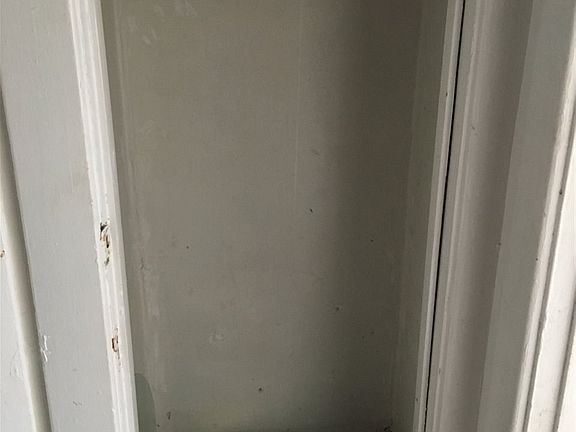 4th image of 1100 Greenlaw Ave