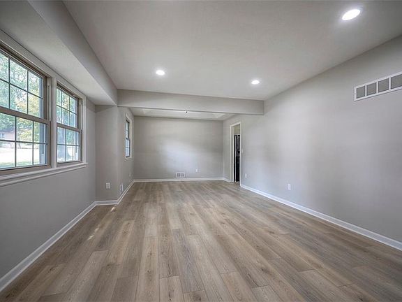 5th image of 4821 Hedges Ave