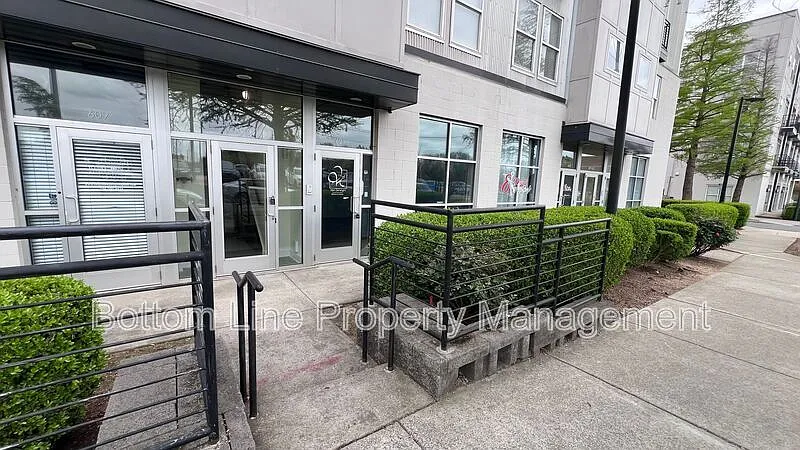 Building Photo - 621 McNinch St
