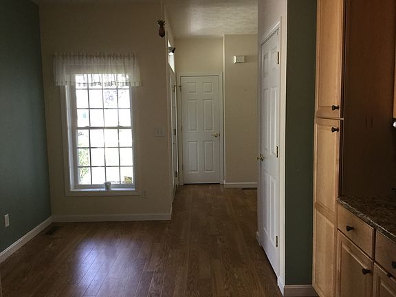 Breakfast nook, foyer