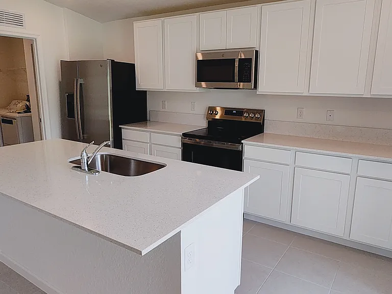 660 Carlyle Way — Photo 2